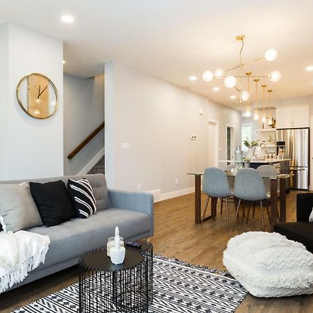 Contemporary Farmhouse Home - King Bed - Double Garage Parking - Free Wifi & Netflix - Long Stays Welcome Edmonton Exteriör bild