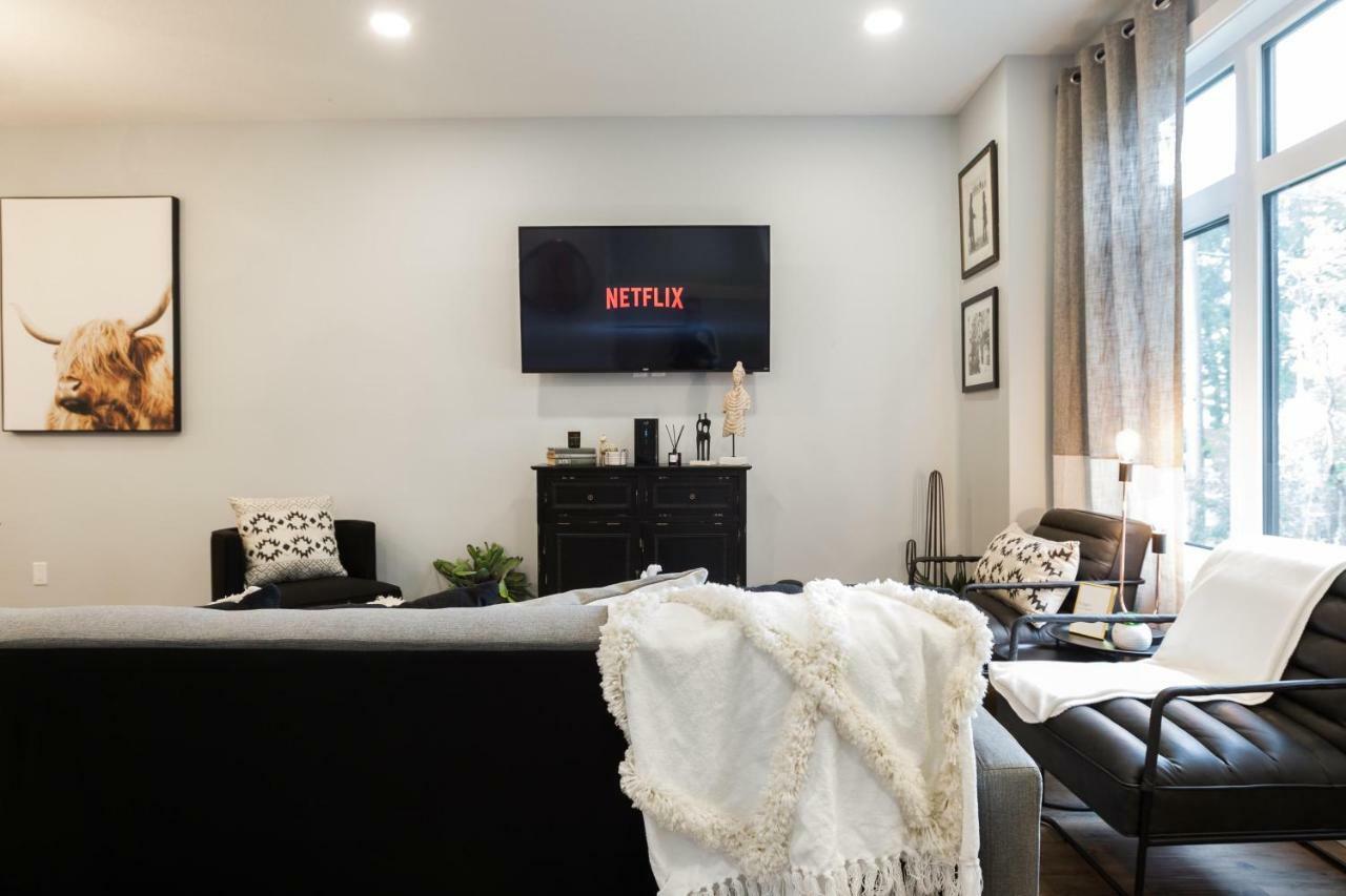 Contemporary Farmhouse Home - King Bed - Double Garage Parking - Free Wifi & Netflix - Long Stays Welcome Edmonton Exteriör bild