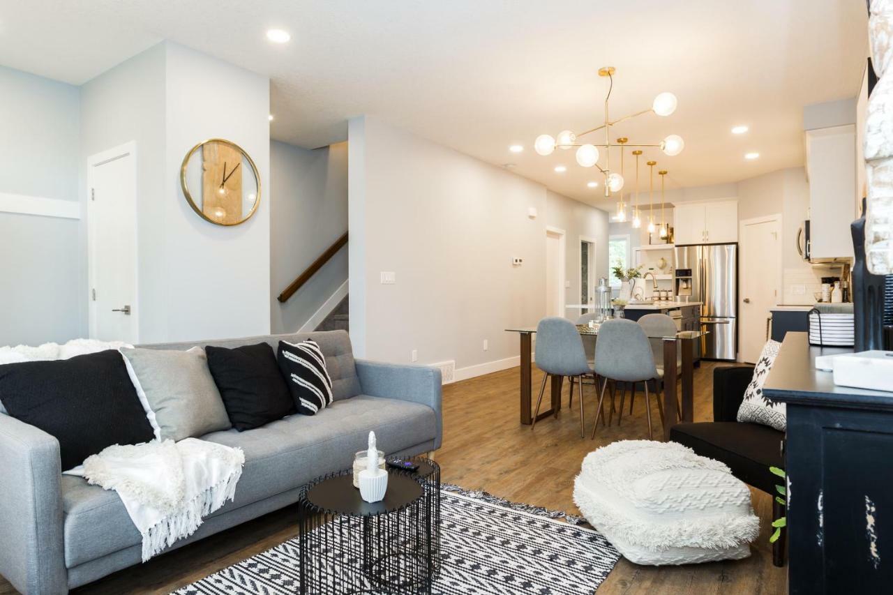 Contemporary Farmhouse Home - King Bed - Double Garage Parking - Free Wifi & Netflix - Long Stays Welcome Edmonton Exteriör bild