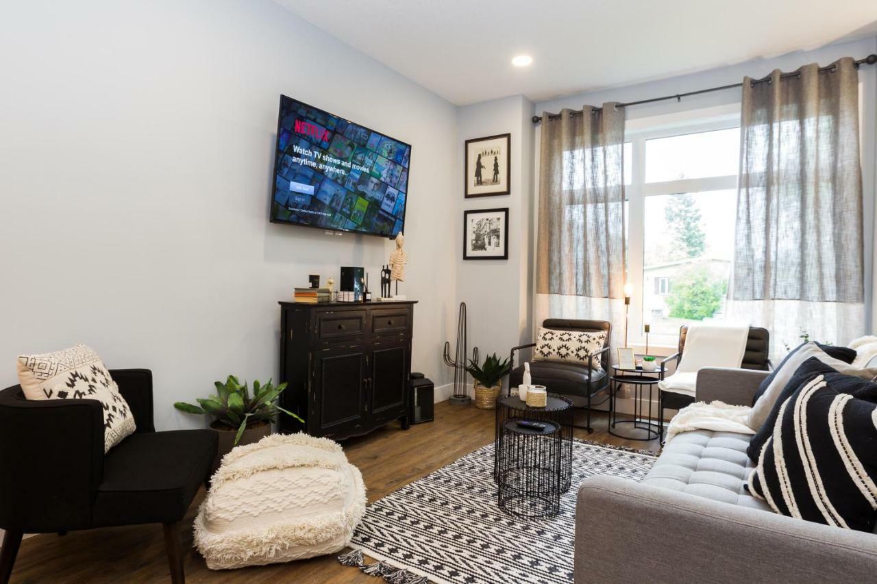 Contemporary Farmhouse Home - King Bed - Double Garage Parking - Free Wifi & Netflix - Long Stays Welcome Edmonton Exteriör bild