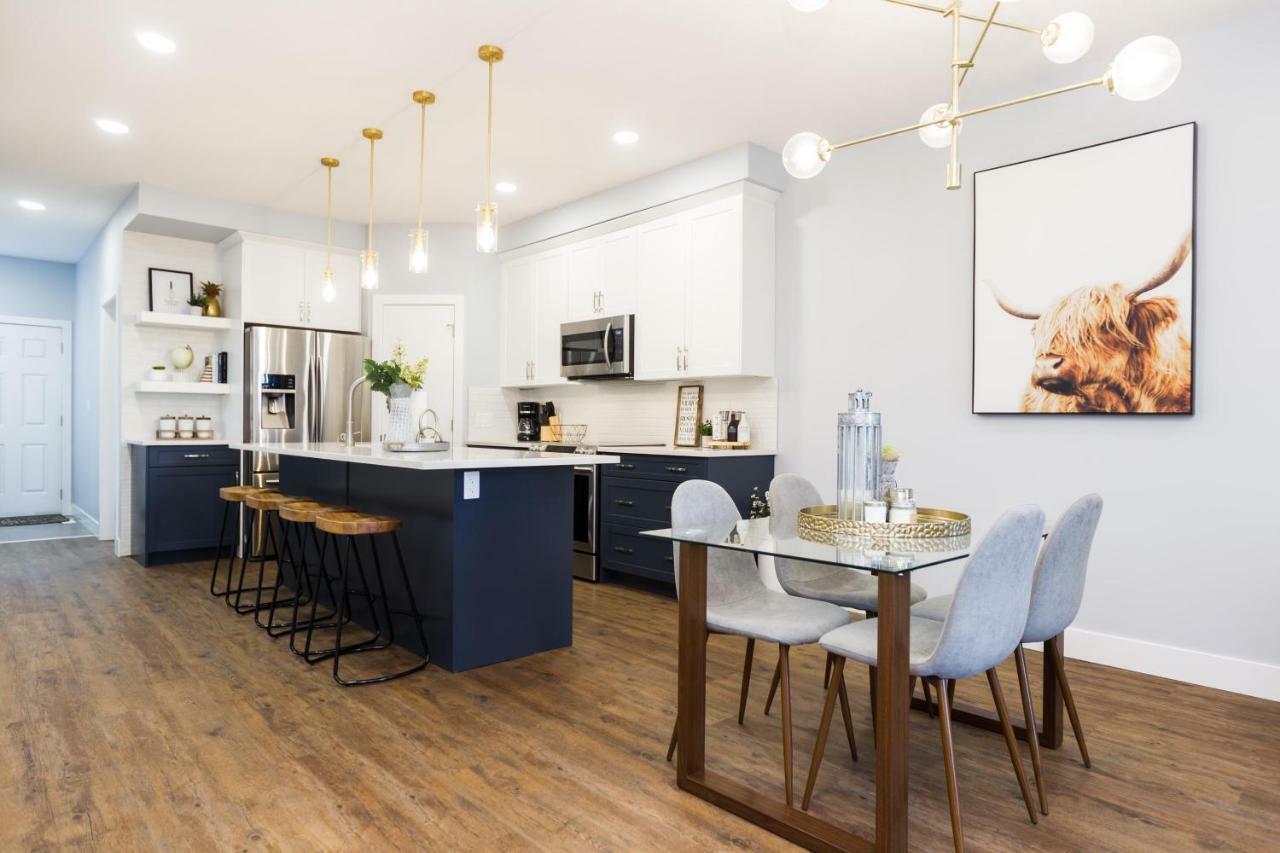 Contemporary Farmhouse Home - King Bed - Double Garage Parking - Free Wifi & Netflix - Long Stays Welcome Edmonton Exteriör bild