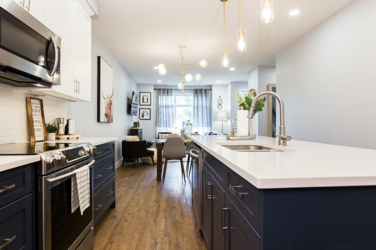 Contemporary Farmhouse Home - King Bed - Double Garage Parking - Free Wifi & Netflix - Long Stays Welcome Edmonton Exteriör bild