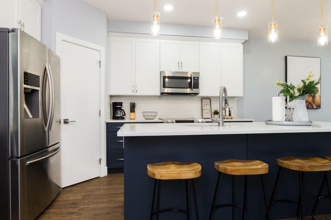 Contemporary Farmhouse Home - King Bed - Double Garage Parking - Free Wifi & Netflix - Long Stays Welcome Edmonton Exteriör bild