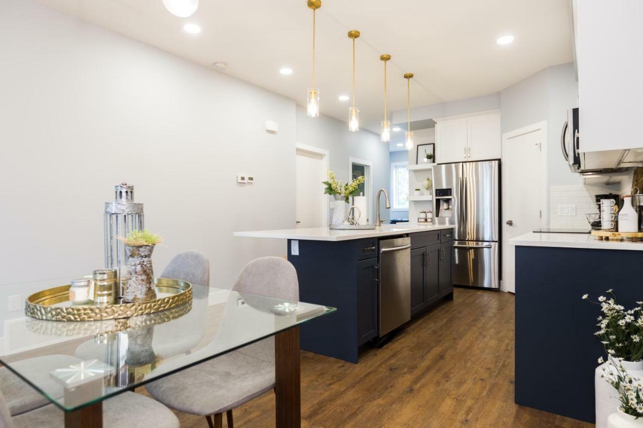 Contemporary Farmhouse Home - King Bed - Double Garage Parking - Free Wifi & Netflix - Long Stays Welcome Edmonton Exteriör bild