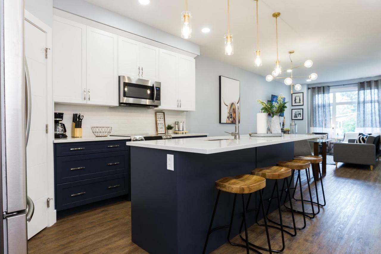 Contemporary Farmhouse Home - King Bed - Double Garage Parking - Free Wifi & Netflix - Long Stays Welcome Edmonton Exteriör bild