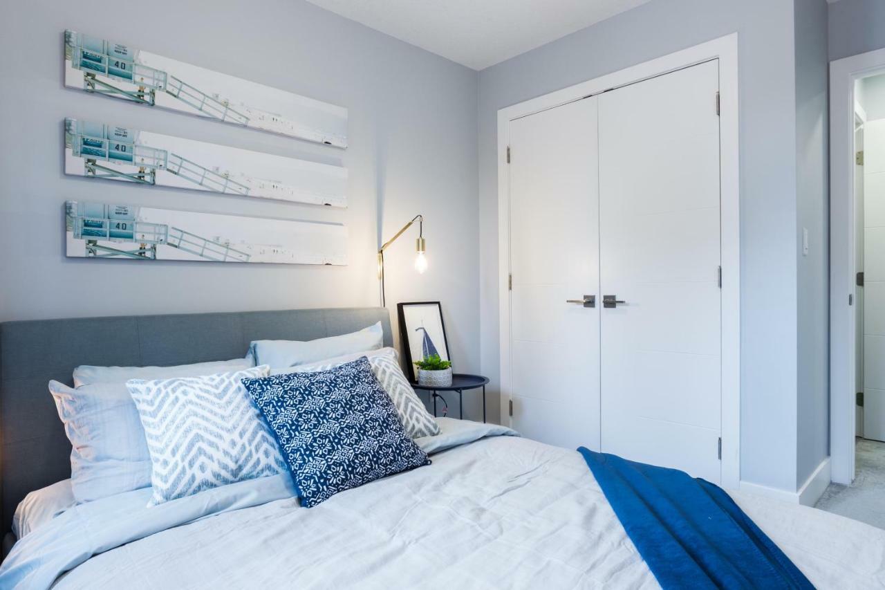 Contemporary Farmhouse Home - King Bed - Double Garage Parking - Free Wifi & Netflix - Long Stays Welcome Edmonton Exteriör bild