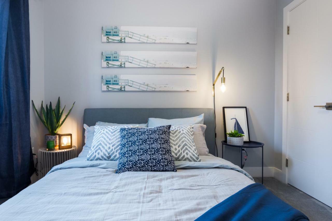 Contemporary Farmhouse Home - King Bed - Double Garage Parking - Free Wifi & Netflix - Long Stays Welcome Edmonton Exteriör bild