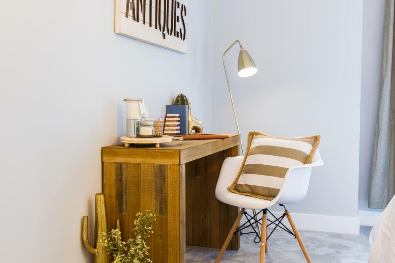 Contemporary Farmhouse Home - King Bed - Double Garage Parking - Free Wifi & Netflix - Long Stays Welcome Edmonton Exteriör bild