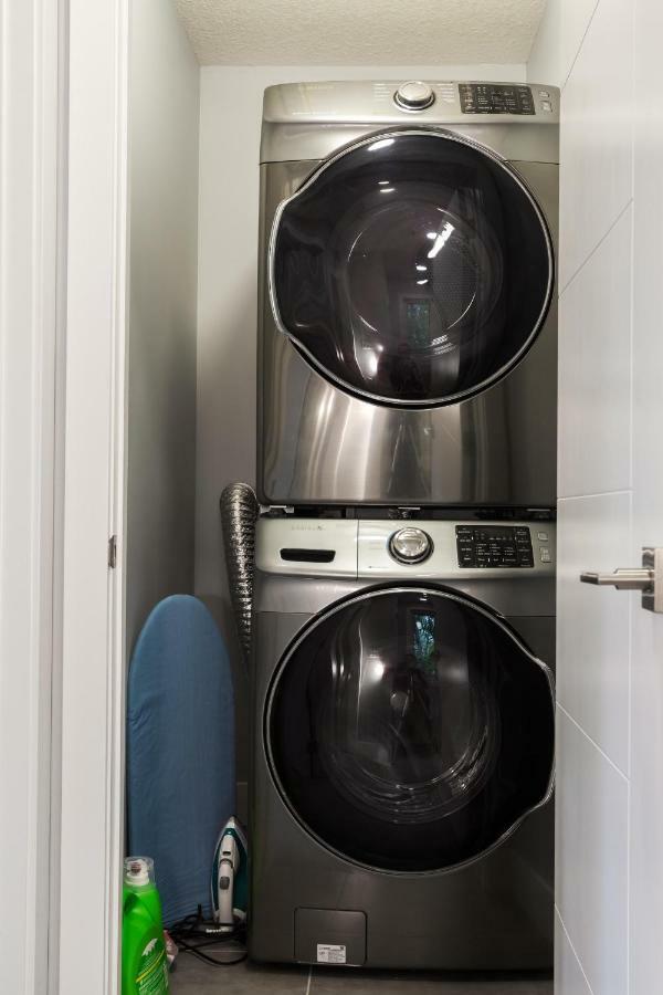 Contemporary Farmhouse Home - King Bed - Double Garage Parking - Free Wifi & Netflix - Long Stays Welcome Edmonton Exteriör bild