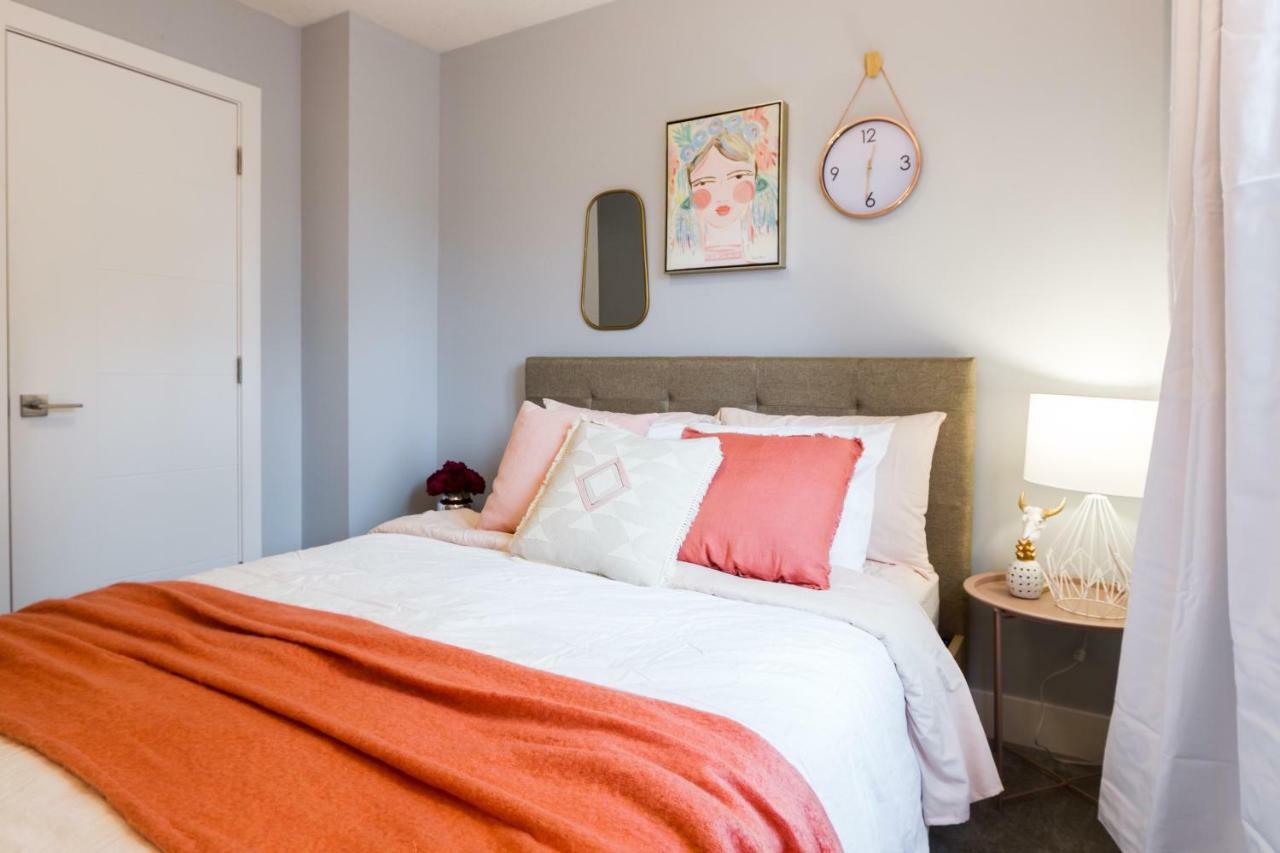 Contemporary Farmhouse Home - King Bed - Double Garage Parking - Free Wifi & Netflix - Long Stays Welcome Edmonton Exteriör bild