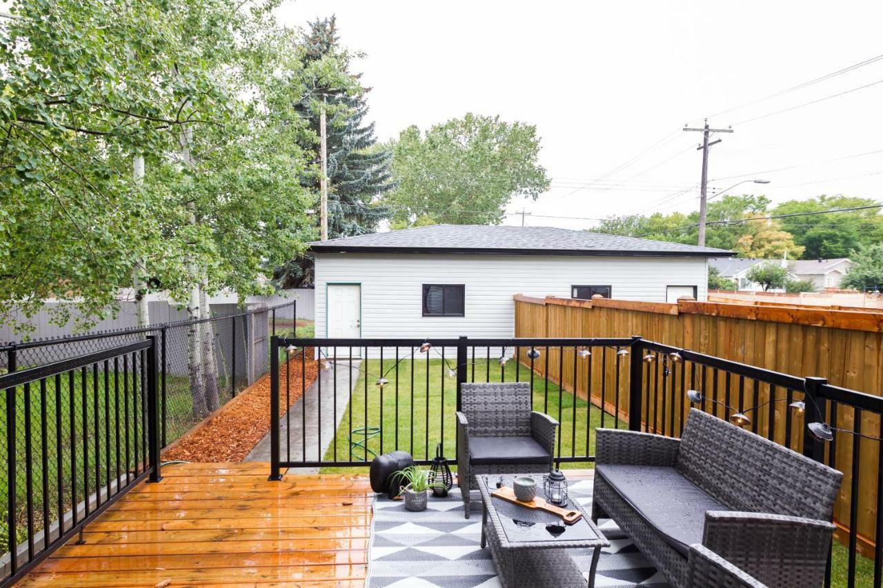 Contemporary Farmhouse Home - King Bed - Double Garage Parking - Free Wifi & Netflix - Long Stays Welcome Edmonton Exteriör bild