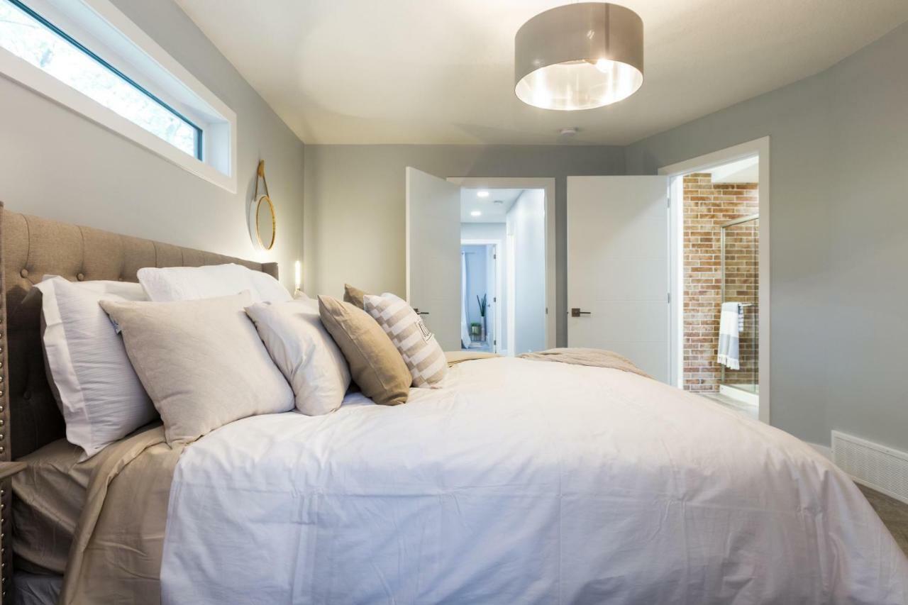 Contemporary Farmhouse Home - King Bed - Double Garage Parking - Free Wifi & Netflix - Long Stays Welcome Edmonton Exteriör bild