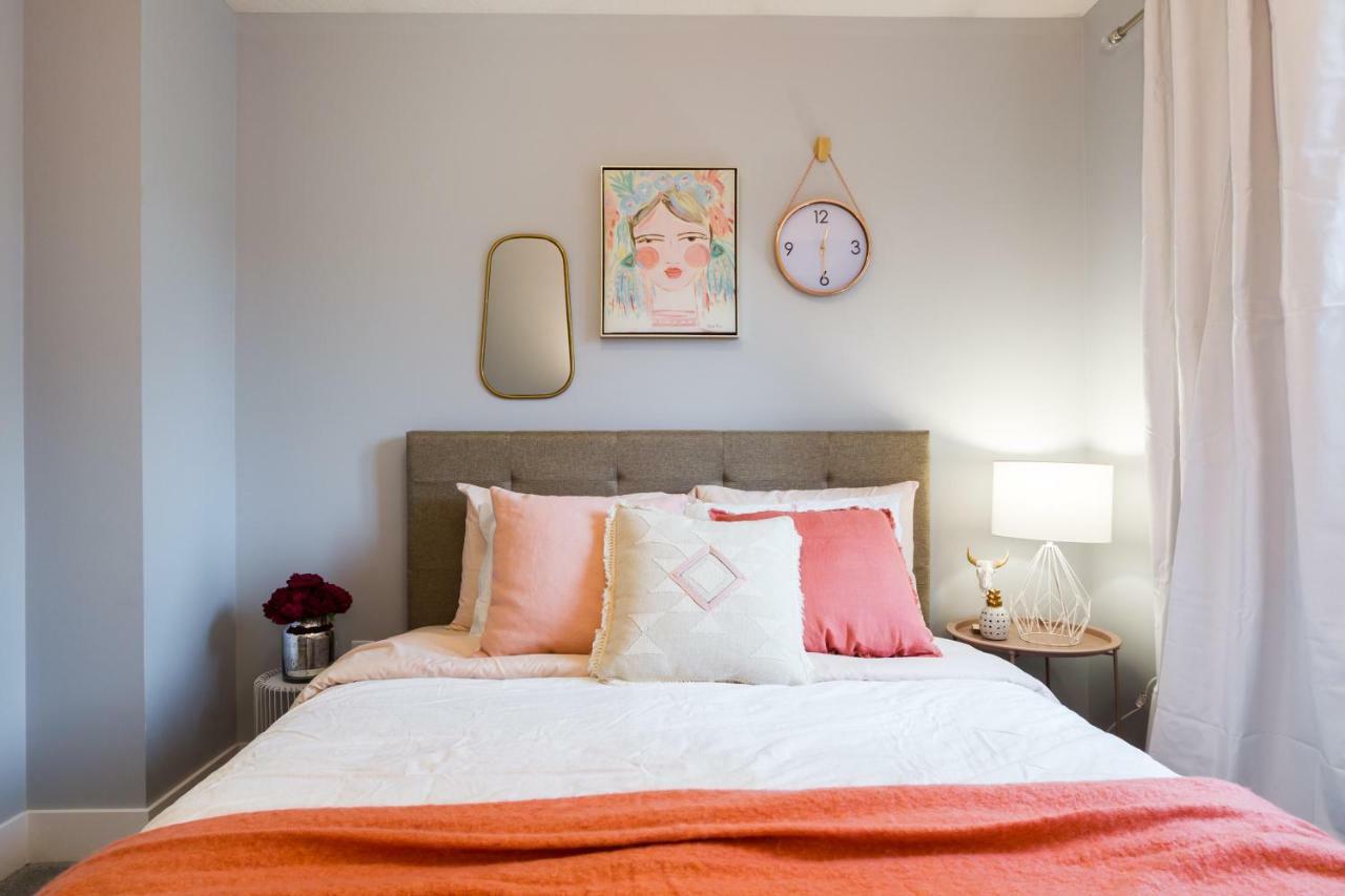 Contemporary Farmhouse Home - King Bed - Double Garage Parking - Free Wifi & Netflix - Long Stays Welcome Edmonton Exteriör bild