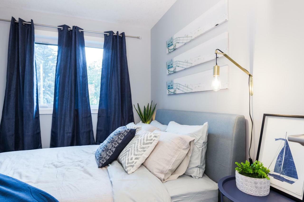 Contemporary Farmhouse Home - King Bed - Double Garage Parking - Free Wifi & Netflix - Long Stays Welcome Edmonton Exteriör bild