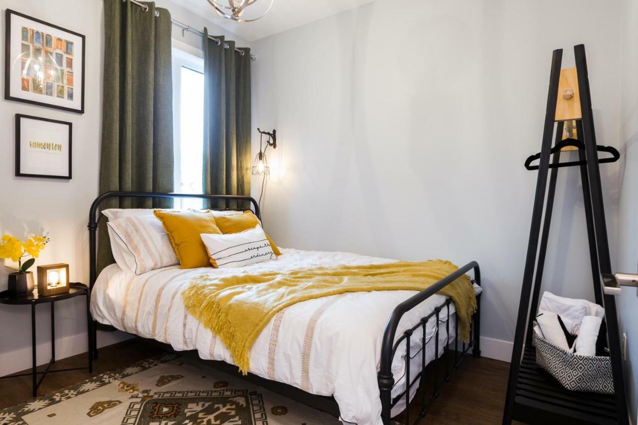 Contemporary Farmhouse Home - King Bed - Double Garage Parking - Free Wifi & Netflix - Long Stays Welcome Edmonton Exteriör bild