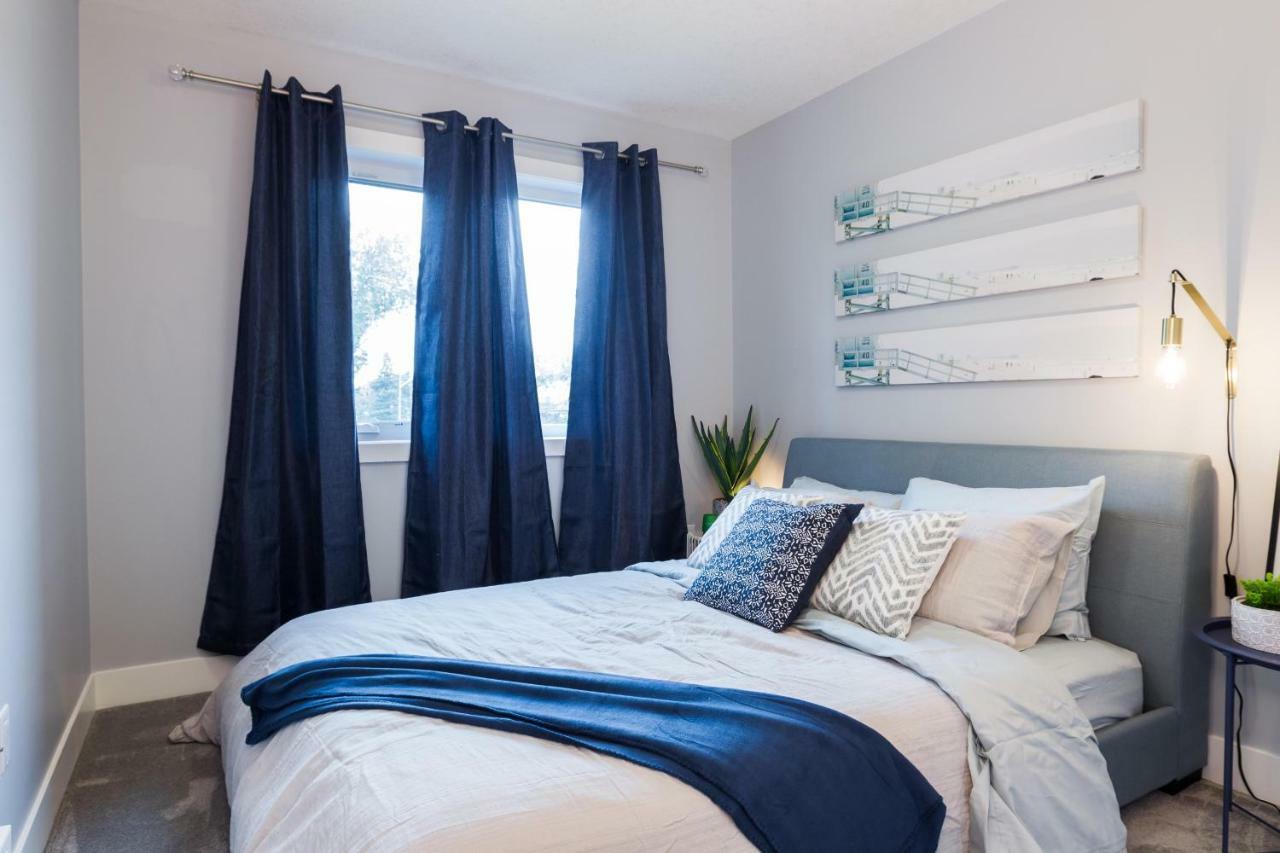 Contemporary Farmhouse Home - King Bed - Double Garage Parking - Free Wifi & Netflix - Long Stays Welcome Edmonton Exteriör bild