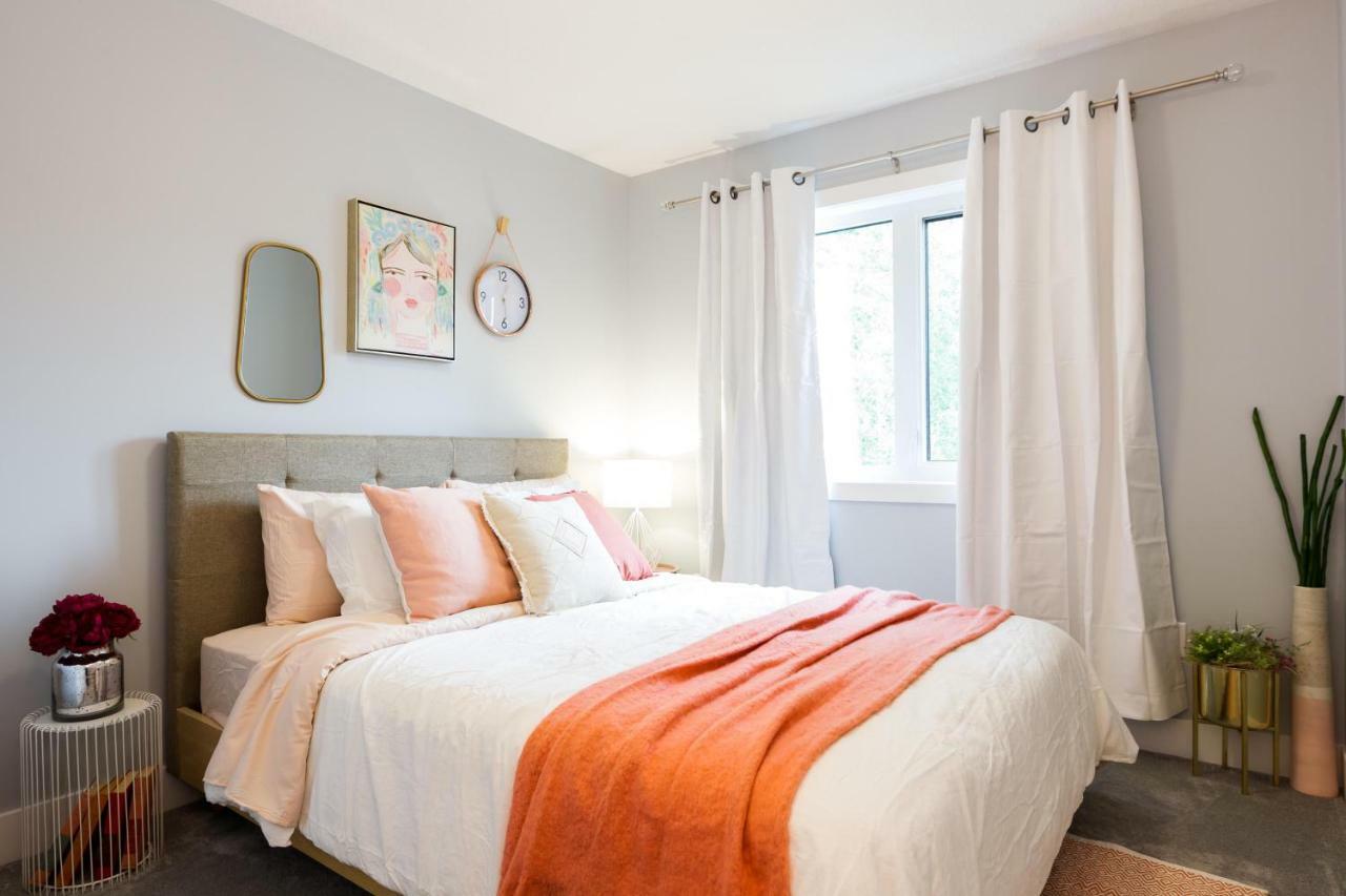 Contemporary Farmhouse Home - King Bed - Double Garage Parking - Free Wifi & Netflix - Long Stays Welcome Edmonton Exteriör bild