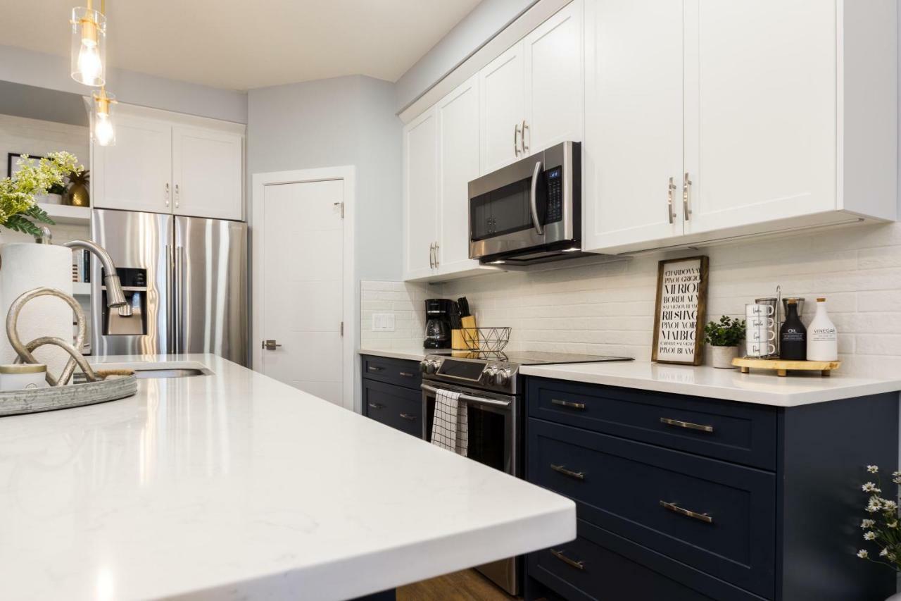 Contemporary Farmhouse Home - King Bed - Double Garage Parking - Free Wifi & Netflix - Long Stays Welcome Edmonton Exteriör bild